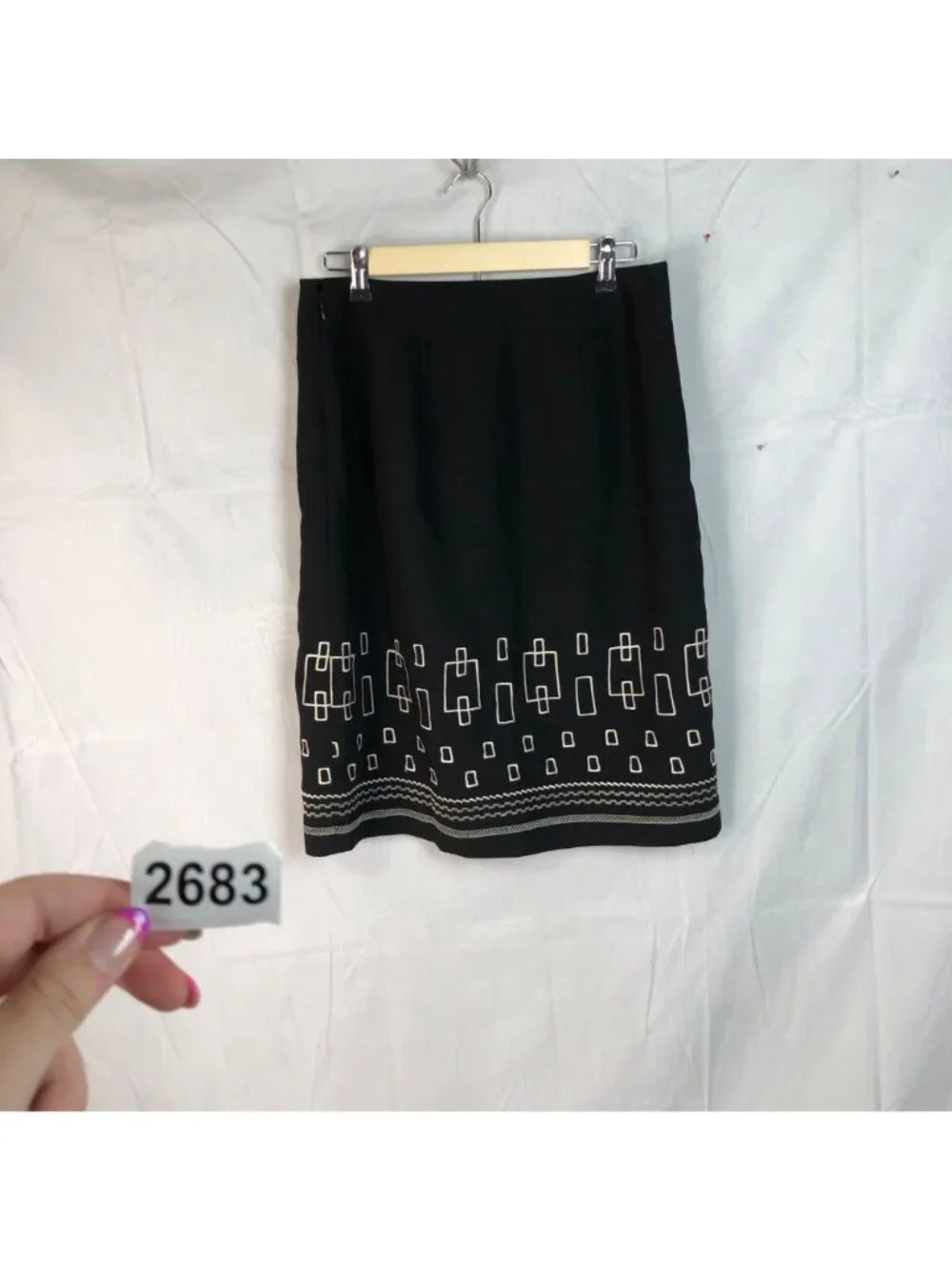 Ann Taylor Loft Black Embroidered Skirt White Geometric Texture Hem Size 8